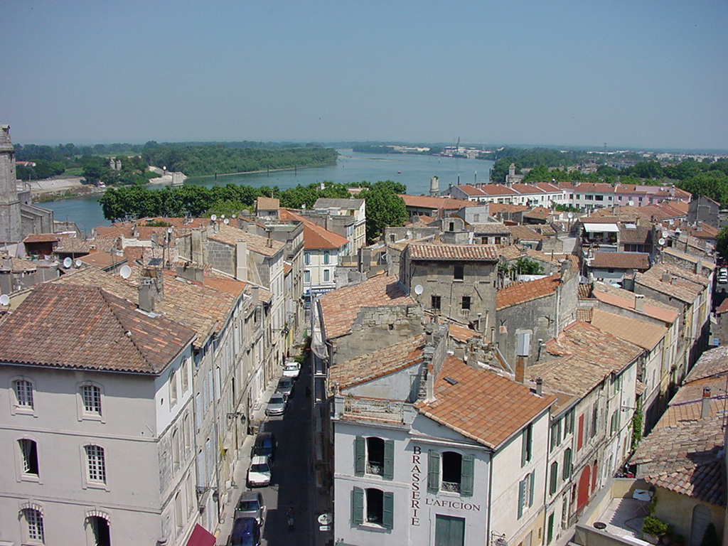 Toits de tuiles d’Arles jusqu’au Rhône