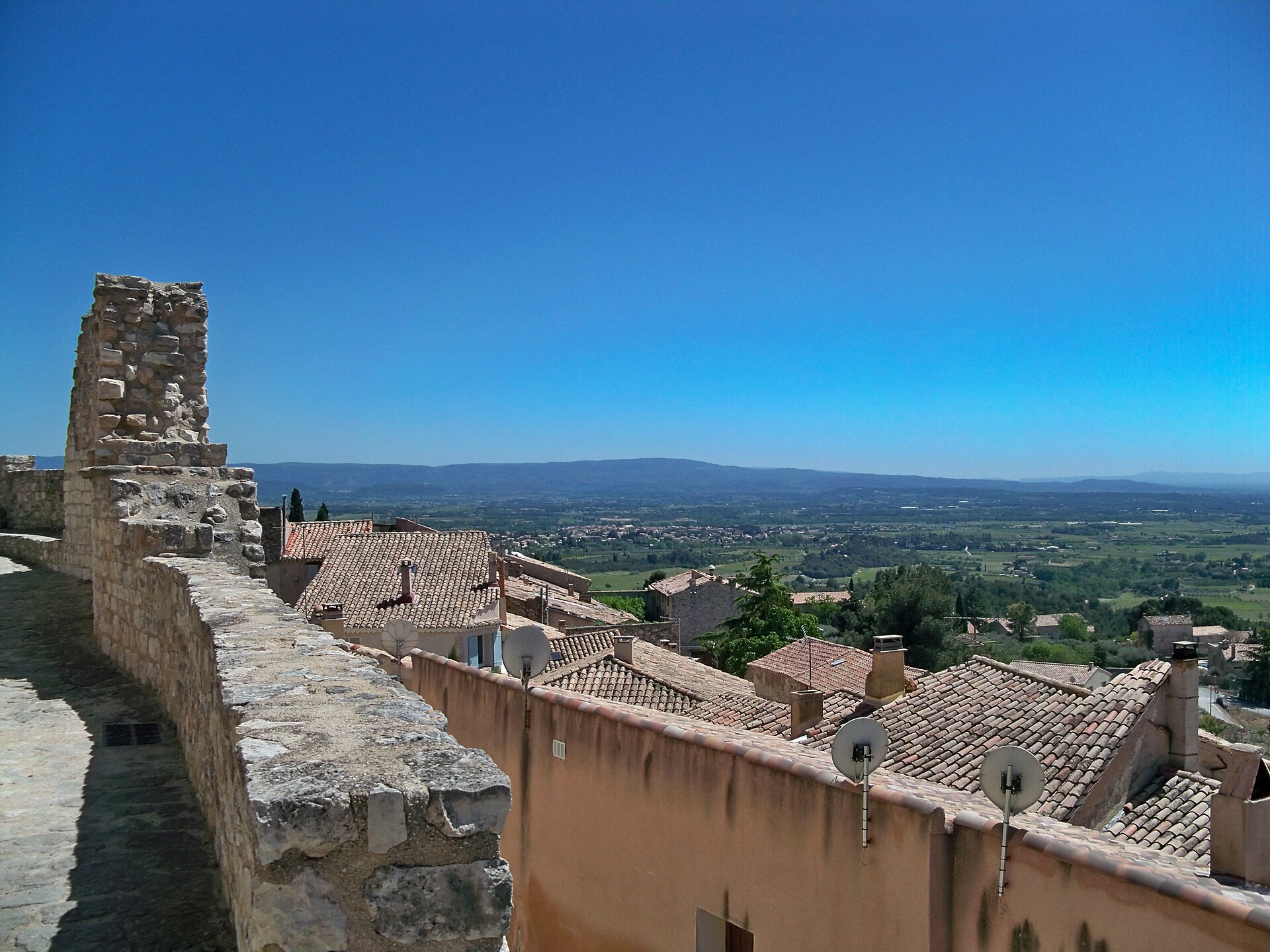 Toits du Barroux sous un ciel de Vaucluse