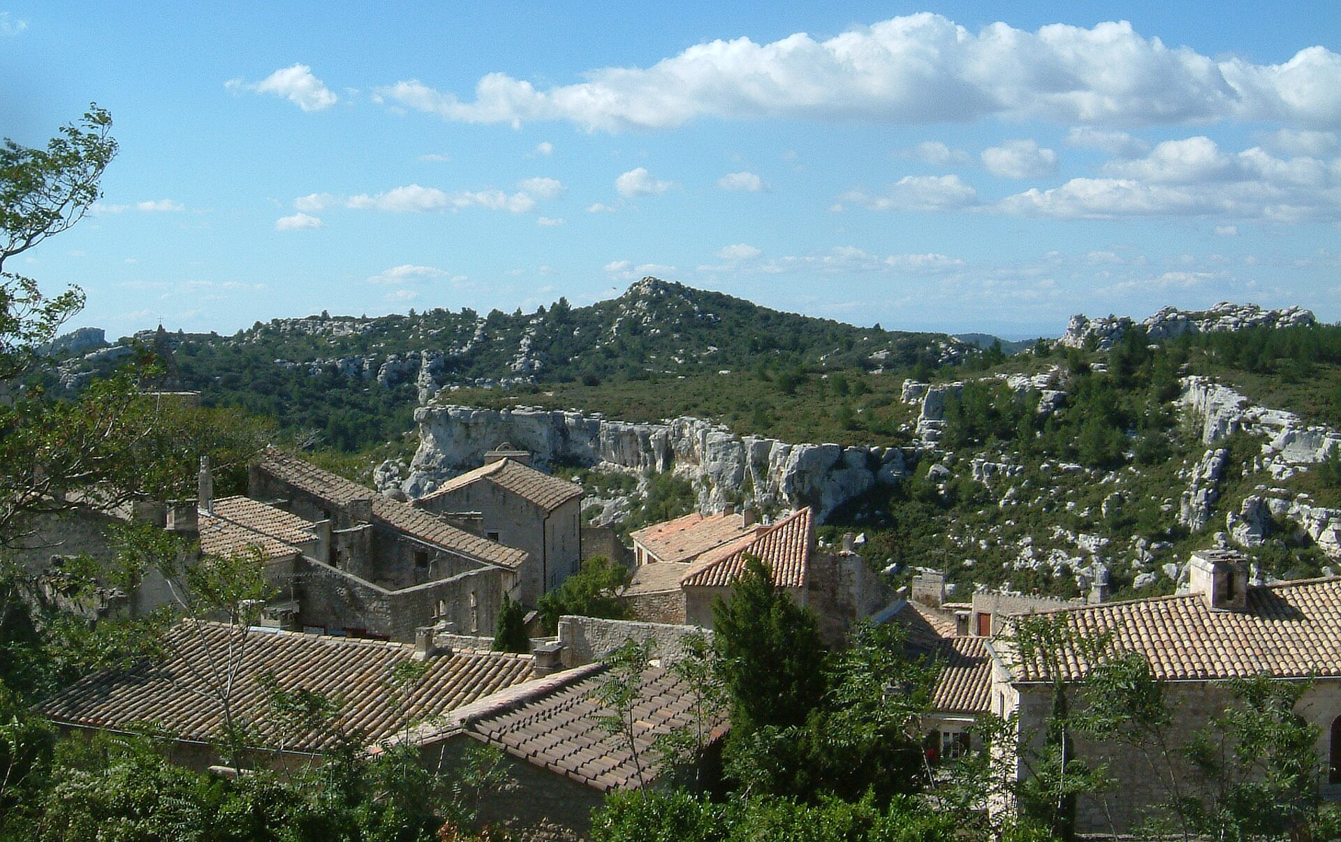 Toits canal des Baux-de-Provence devant les alpilles