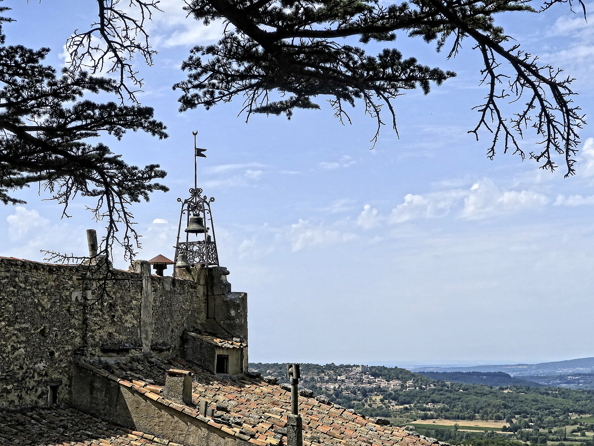 Toiture canal sous un clocher à Bonnieux, Luberon