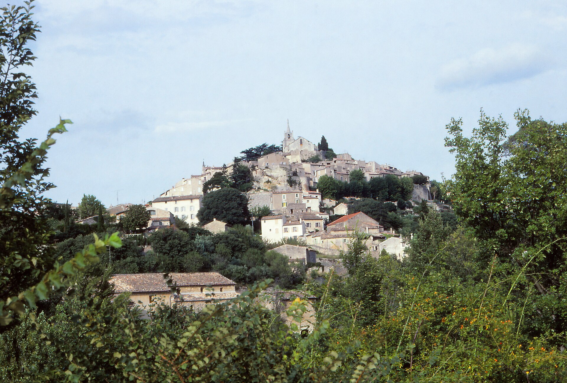Bonnieux perché, toits de tuiles dans le Luberon