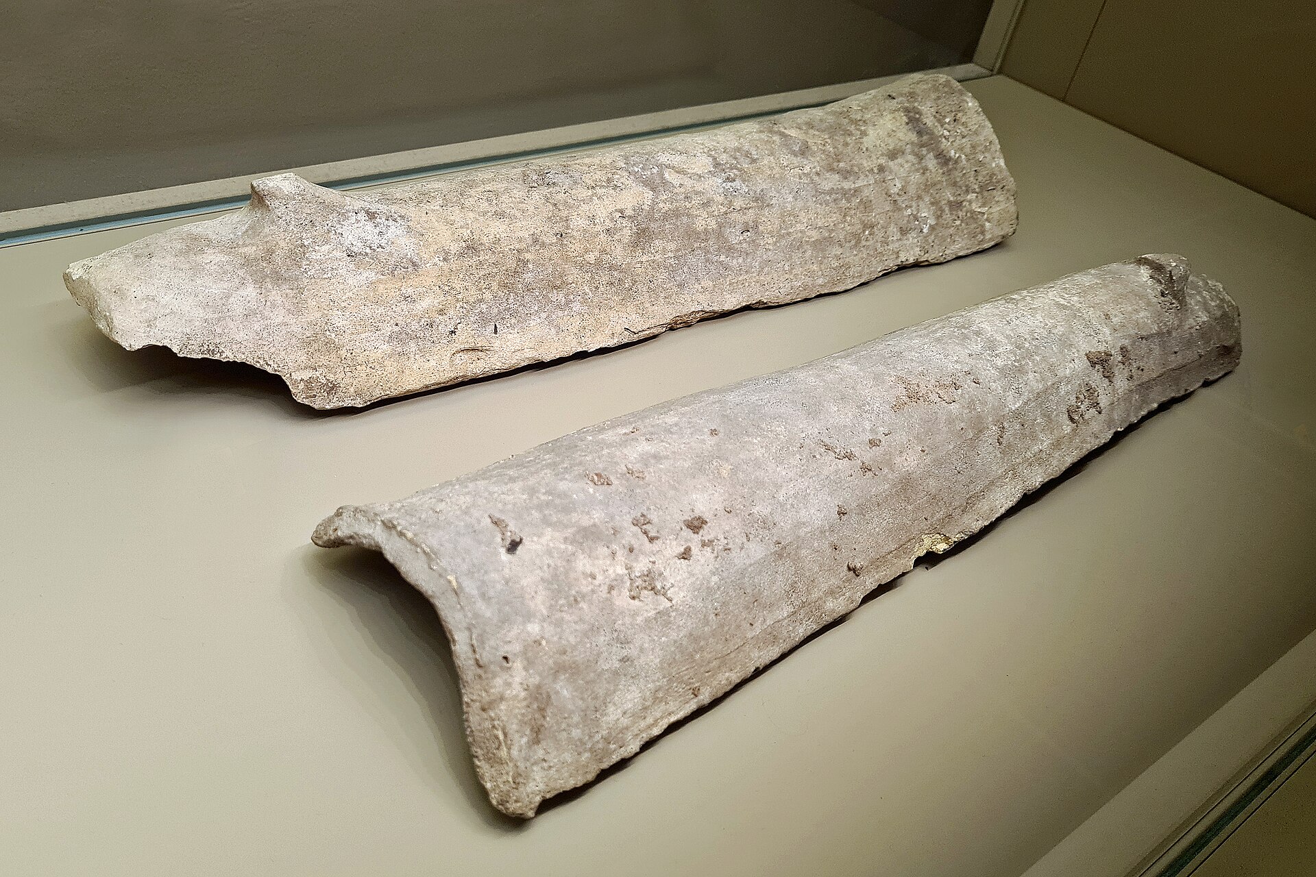 Deux tuiles canal de recouvrement, pièces de musée