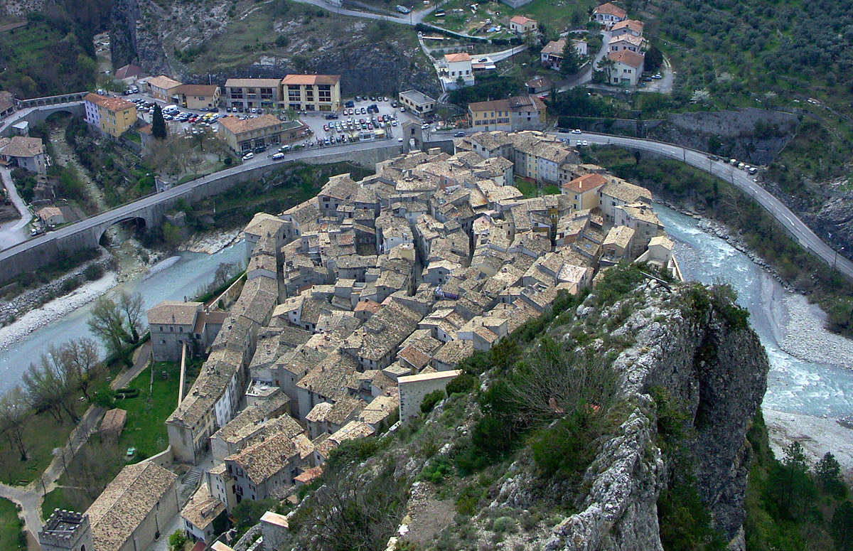 Toiture serrée d’Entrevaux vue du ciel
