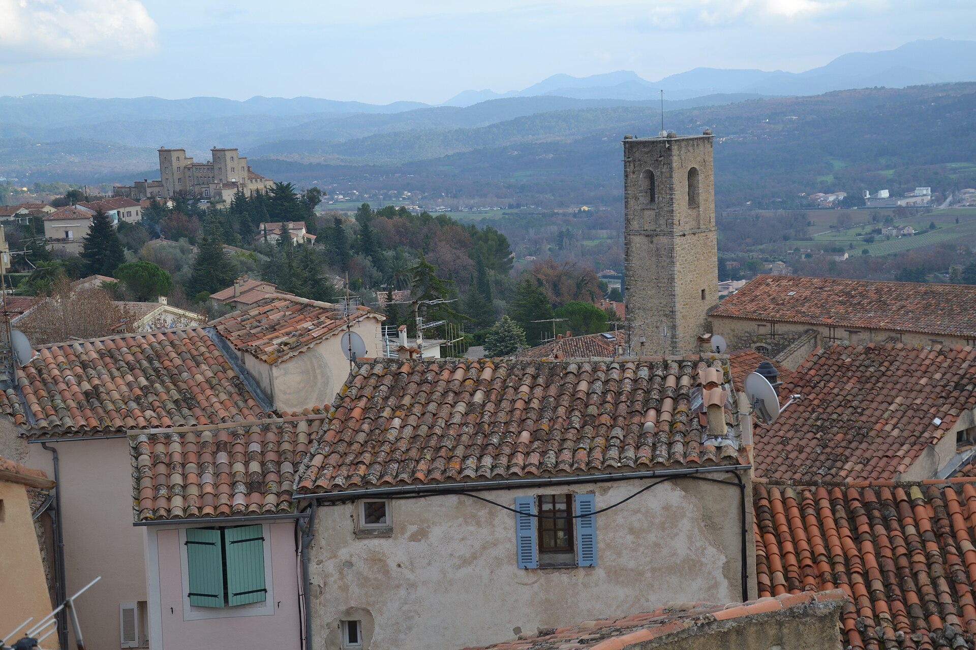 Toits canal et clocher de Fayence face aux collines