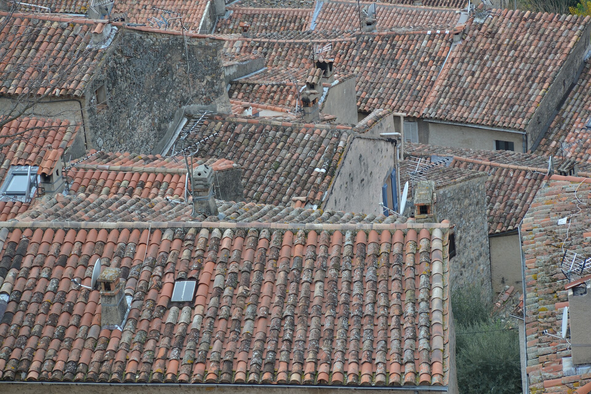 Mer de toits en tuiles canal à Fayence, village perché du Var
