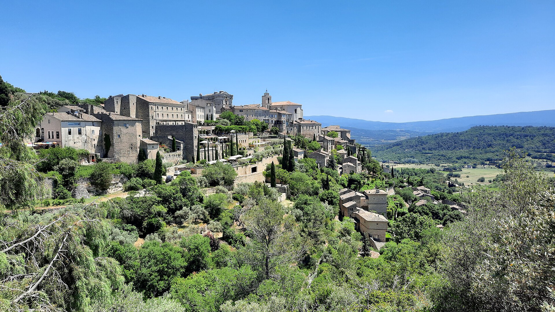 Gordes en été, toits clairs sur la colline du Luberon