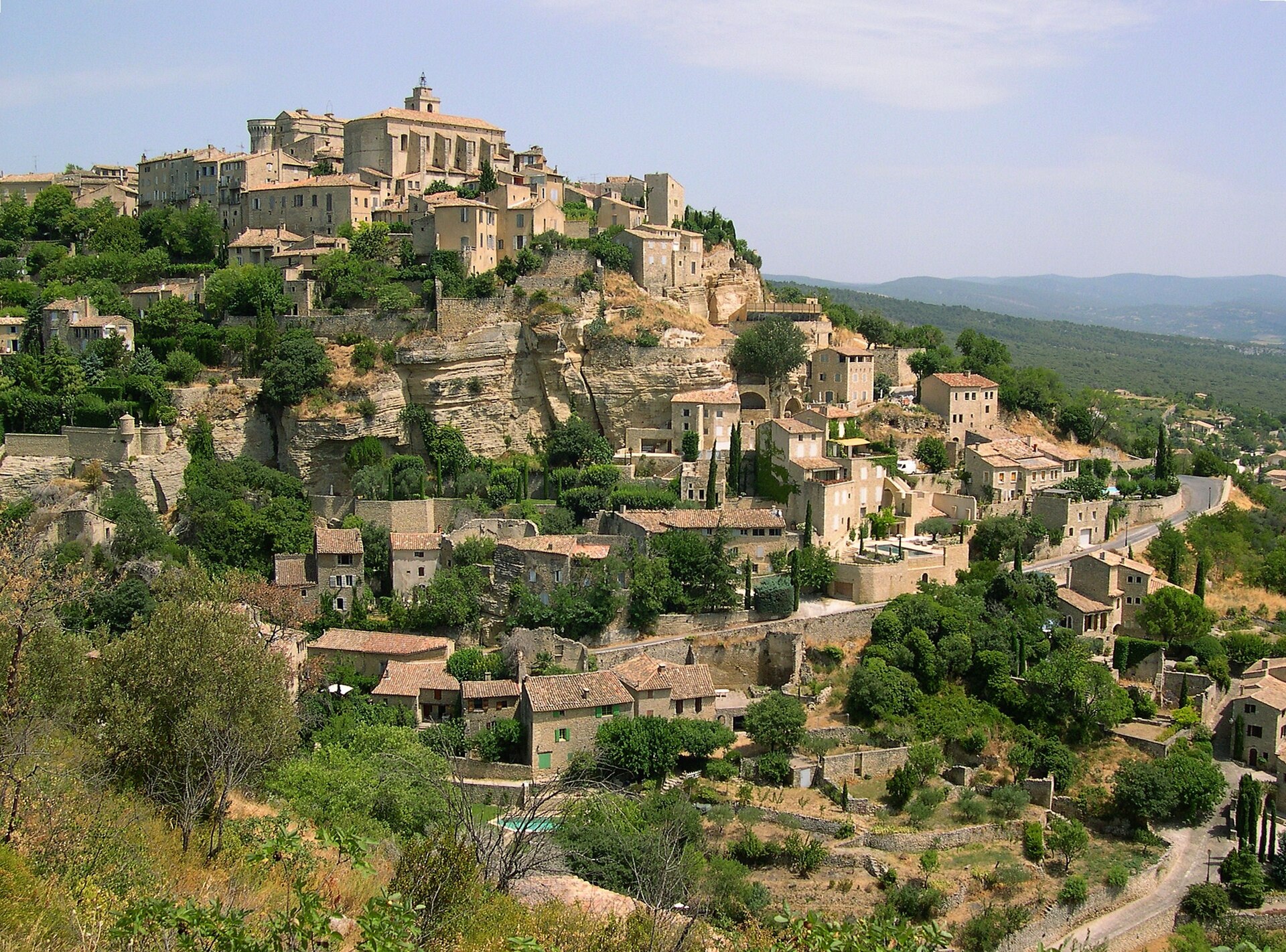 Village de Gordes et ses toits de tuiles sur la falaise