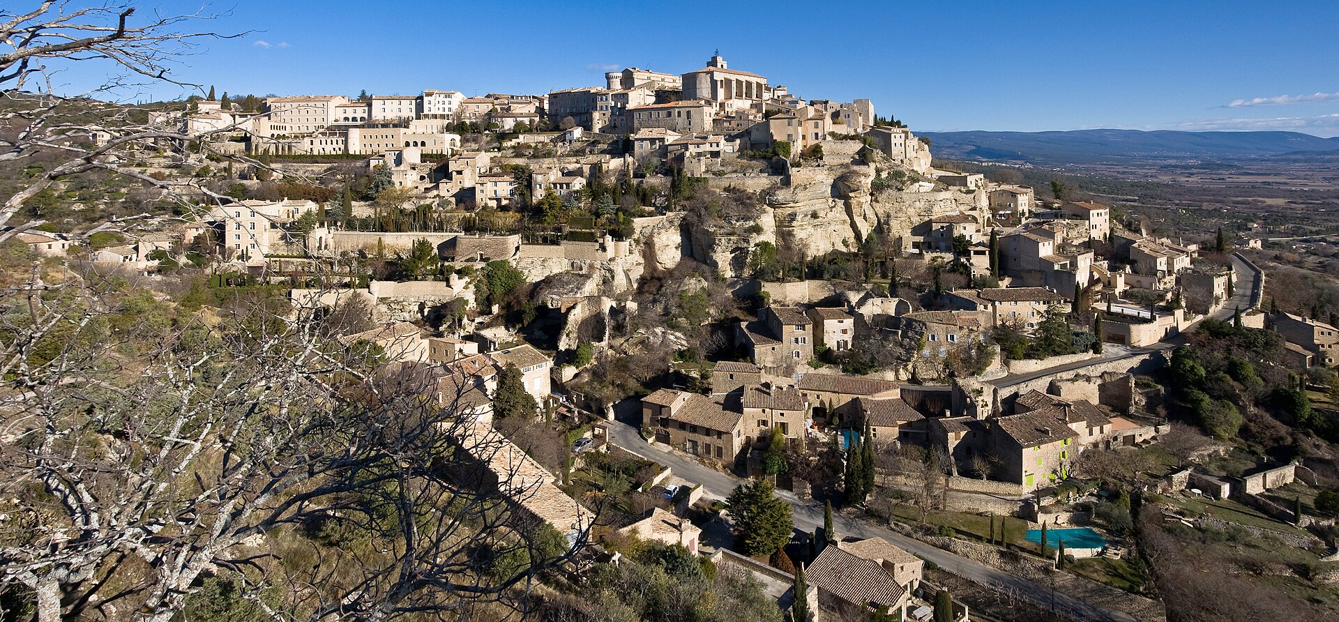 Panorama des toits de Gordes en hiver clair